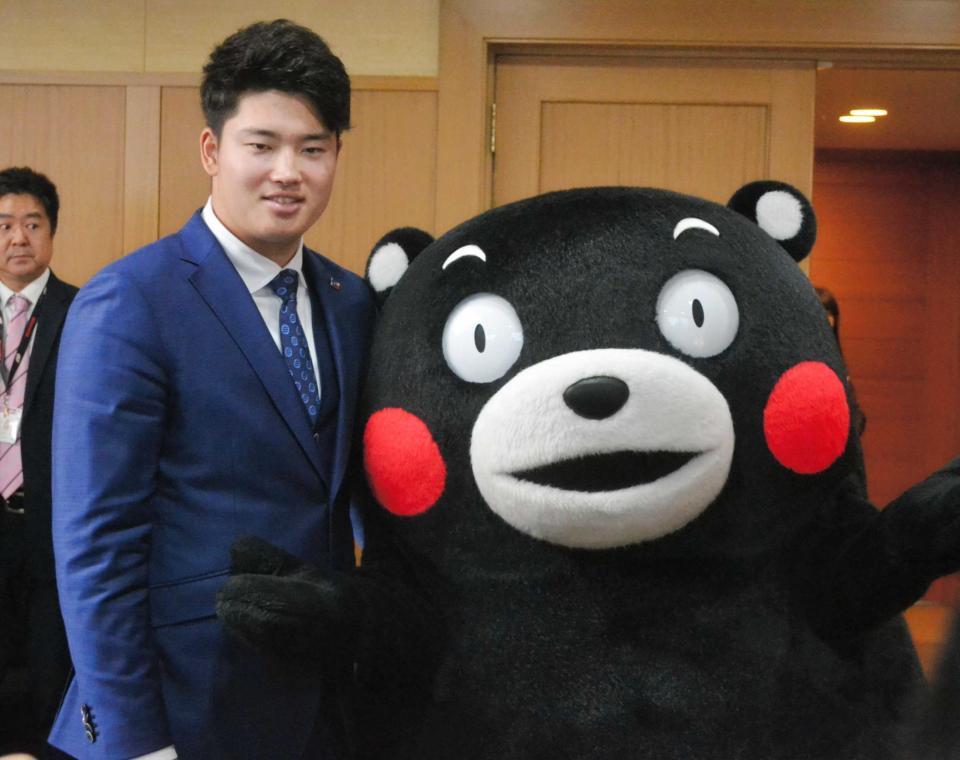 　県知事らへのあいさつ後、くまモンと記念撮影する村上