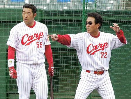 　嶋（左）を熱心に指導する内田コーチ＝２００５年