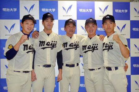 今季から指揮する田中新監督（中央）にキーマンとして指名された入江（左から２人目）