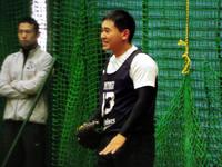 新人合同自主トレでキャッチボールする宮城