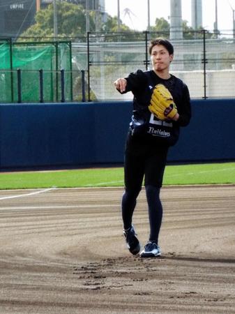 新人合同自主トレでキャッチボールするドラフト３位・村西