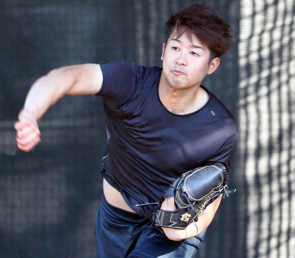 　今年初めてブルペンに入り、捕手を立たせ力強い投球を披露した種市