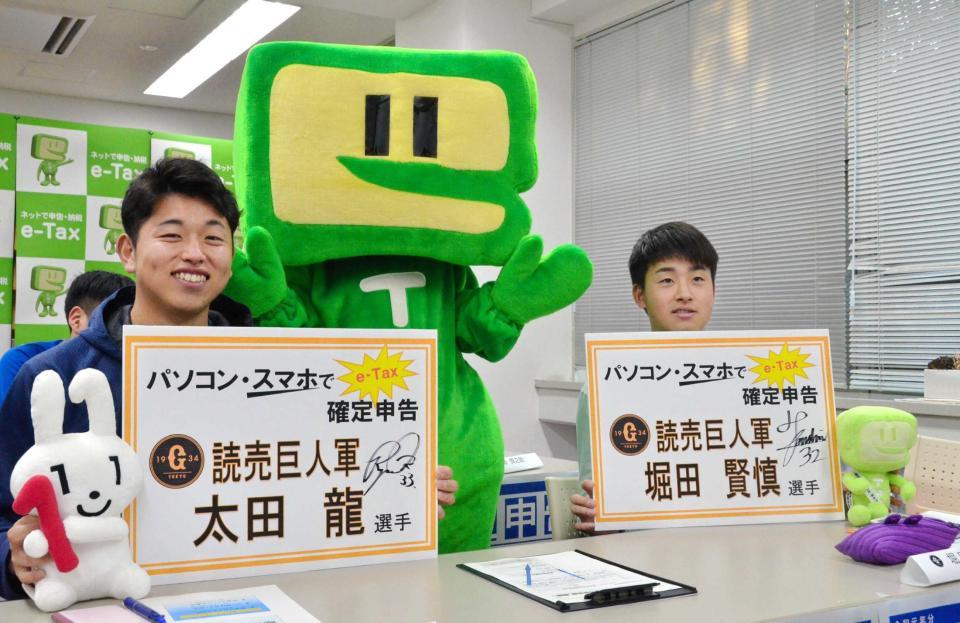 　研修会に参加した堀田（右）と太田