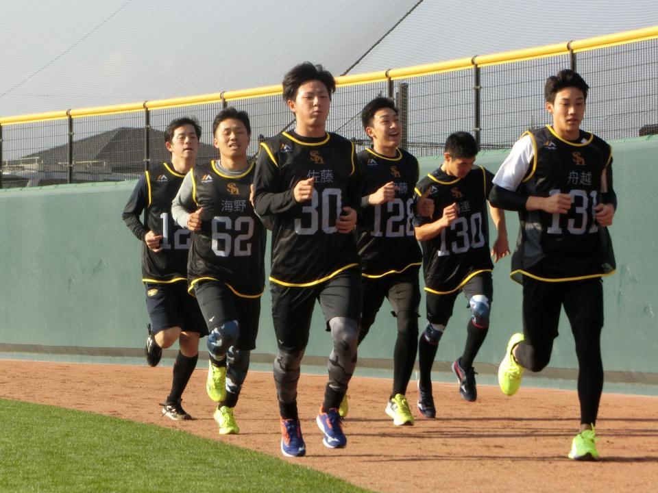 　合同自主トレで汗を流す佐藤（左から３人目）ら