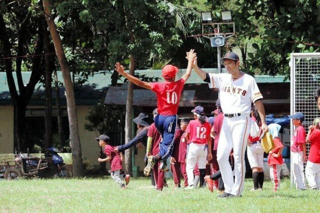 巨人がフィリピンで初の野球教室　矢貫氏らが小中学生を指導　硬式球４８０個プレゼント