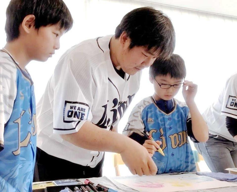 　子どもたちと作品づくりに取り組む中村（中央）