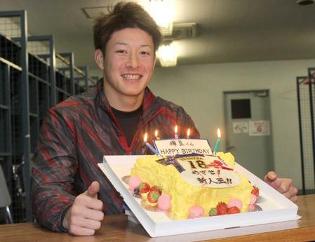 　１９歳の誕生日を祝うバースデーケーキを報道陣から贈られて笑顔をみせる日本ハムの吉田輝