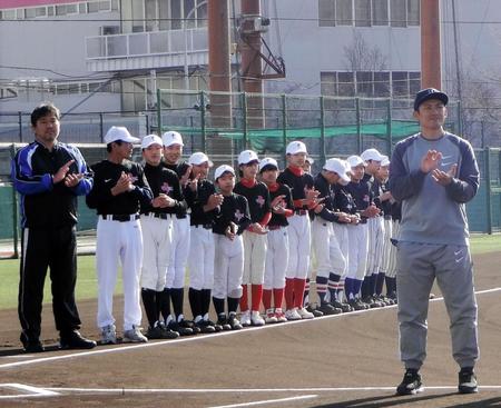 拍手で出場選手を出迎える野茂氏（左）と西武・栗山（右）