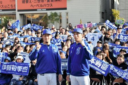 トークショーに出演する倉本、伊藤裕