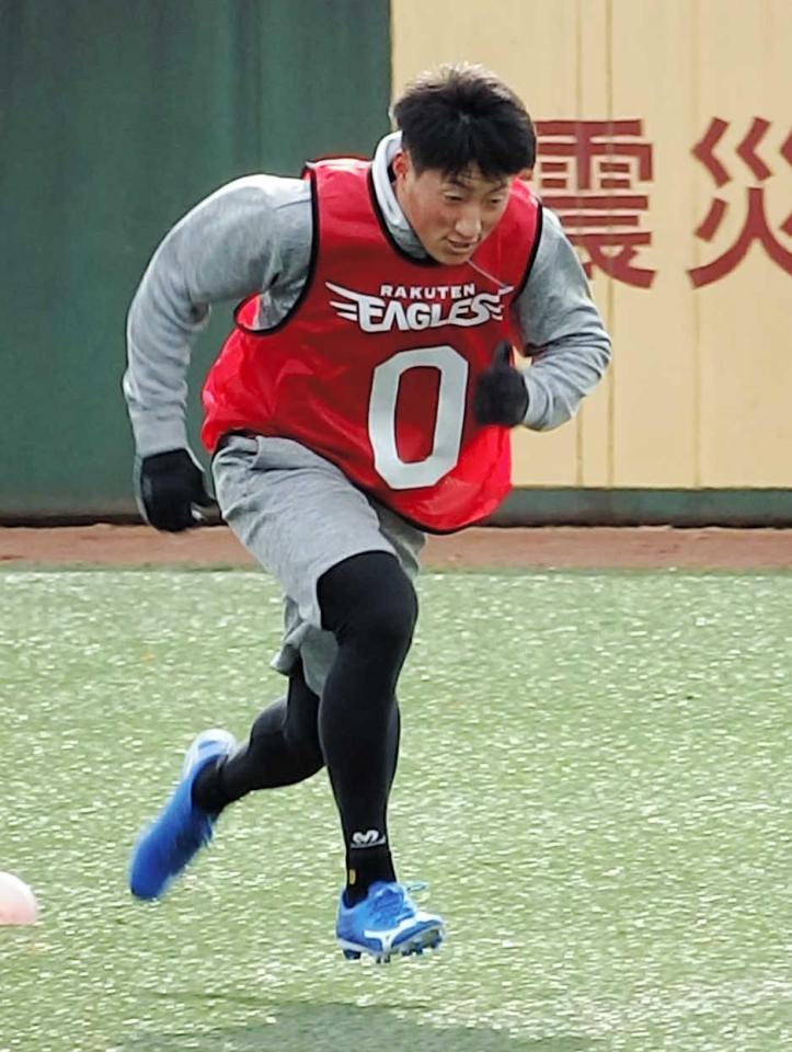 　新人合同自主トレで快足を見せつけた小深田