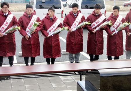 楽天新人が大震災の被災地訪問慰霊碑に献花