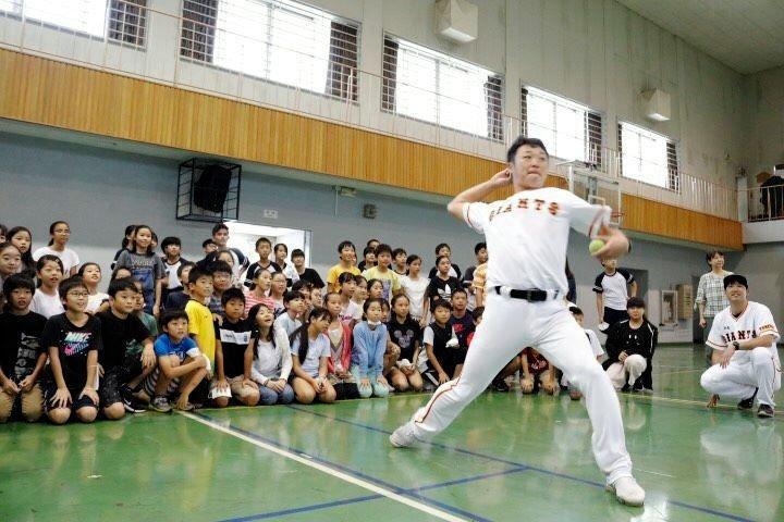 フィリピン・マニラ市内のマニラ日本人学校で巨人の野球教室が開催された