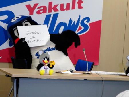 契約更改交渉の席に着いたつば九郎が「おくがわくんしかきょうみなし…」と記者へ、嘆き節