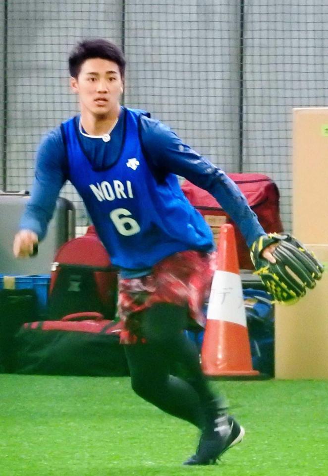 　軽快にノックの打球を追う森