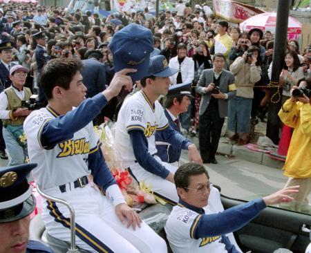 　１９９５年、オリックスがリーグ優勝し、「がんばろうＫＯＢＥ」のロゴが入ったユニホームで優勝パレードするイチロー（左）ら。右下は仰木監督＝神戸市