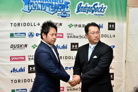 就任会見に臨んだ徳島・吉田新監督（右）。左は南社長＝徳島市内