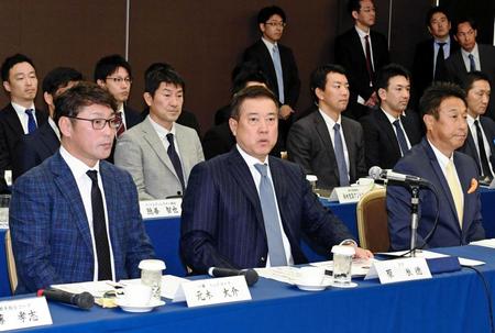 　スタッフ会議に出席する原監督（中央）、元木コーチ（左）、宮本コーチ（右）らコーチ陣