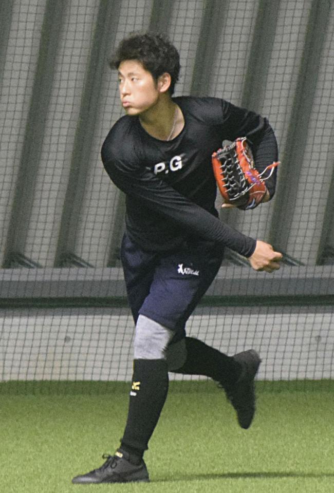 　ファーム施設でキャッチボールするソフトバンク・上林