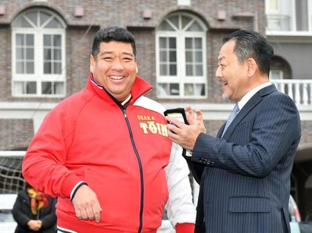 　センバツ出場が決定し今田悟校長（右）と笑顔で話す大阪桐蔭・西谷浩一監督＝大阪府大東市の大阪桐蔭高校