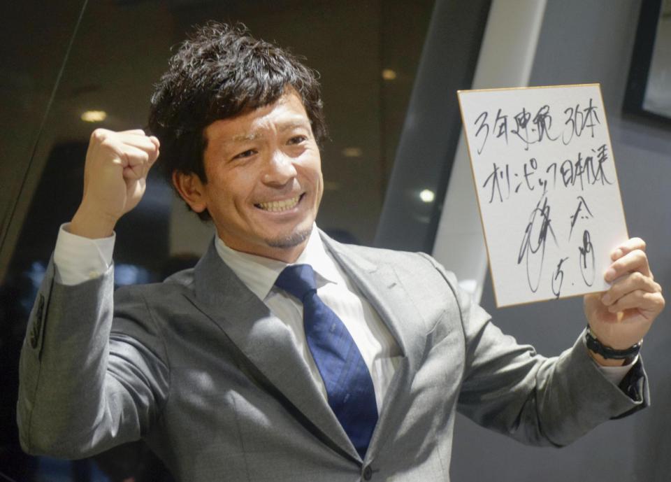 　契約更改交渉を終え、目標を書いた色紙を手にポーズをとるソフトバンク・松田宣＝２３日、ヤフオクドーム
