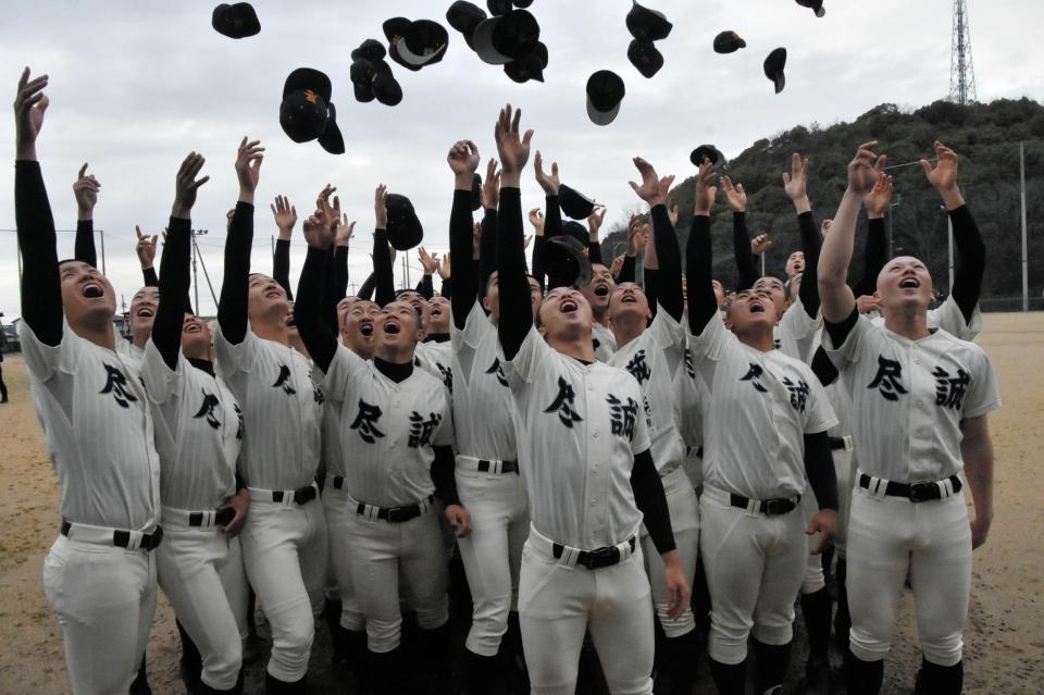 　センバツ出場に喜ぶ尽誠学園ナイン＝善通寺市・尽誠学園グランド