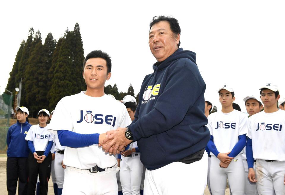 　センバツ初出場が決まり、古市主将と握手を交わす鹿児島城西・佐々木監督