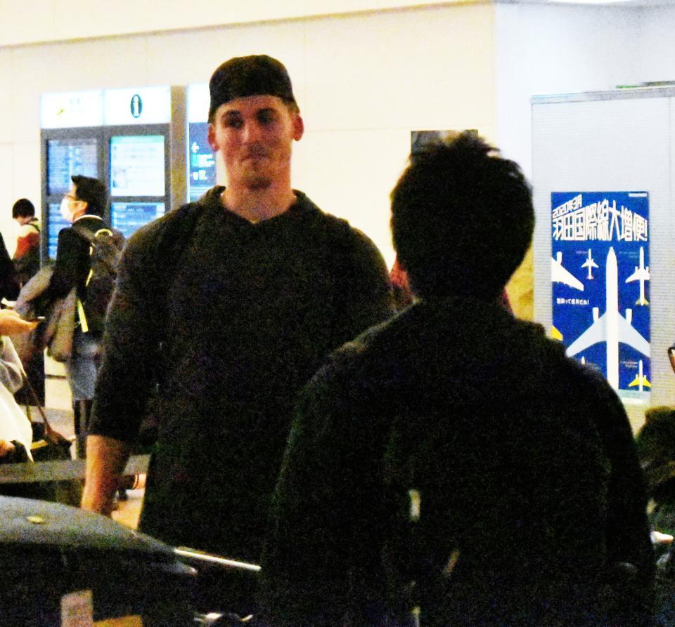 　羽田空港に到着したオースティン