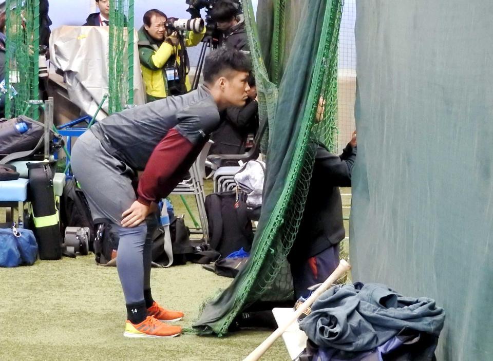 　ヤンキース・田中のブルペン投球を後ろから見つめる則本昂