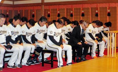 住吉大社で必勝祈願する（前列左から）西村監督、湊球団社長、若月選手会長ら