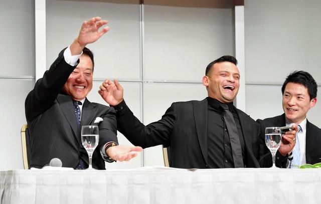 巨人・原監督、助っ人入団会見で“サメダンス”披露 パーラの要望に応じる