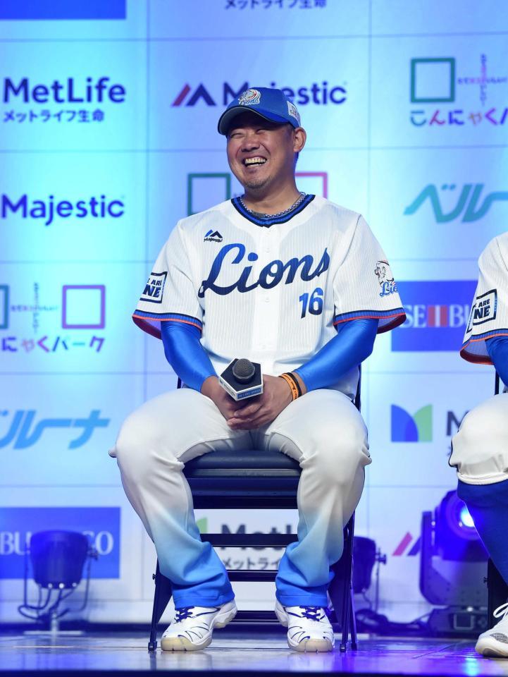 　壇上で笑顔を見せる松坂