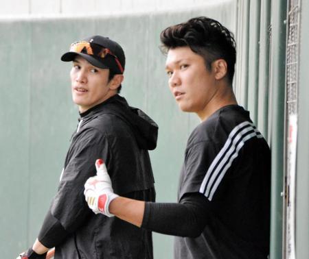 陽岱鋼（左）に助言を送る坂本