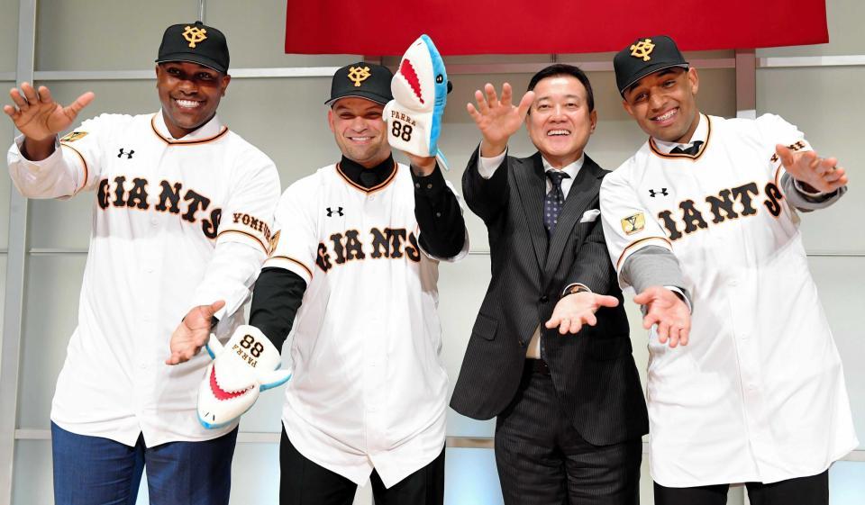 　サメダンスを披露する（左から）ビエイラ、パーラ、原監督、サンチェス