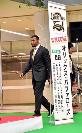 　キャンプ地の宮崎に到着したジョーンズ（撮影・佐藤厚）