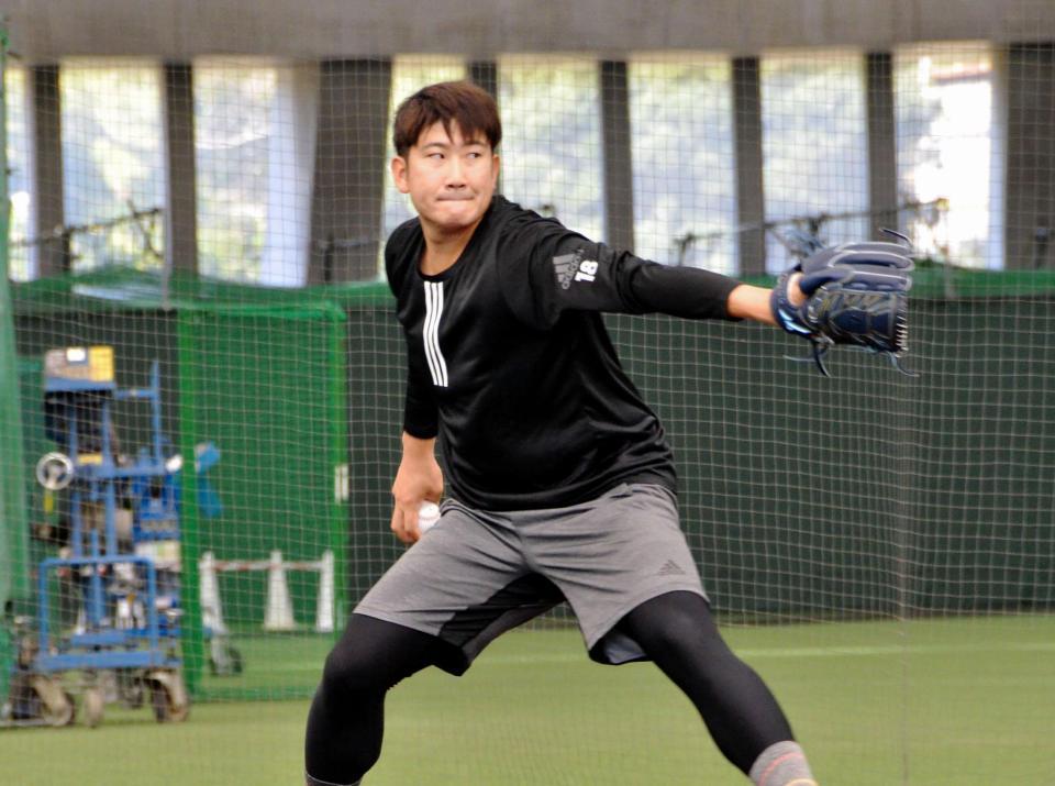 ブルペン投球で調整する菅野