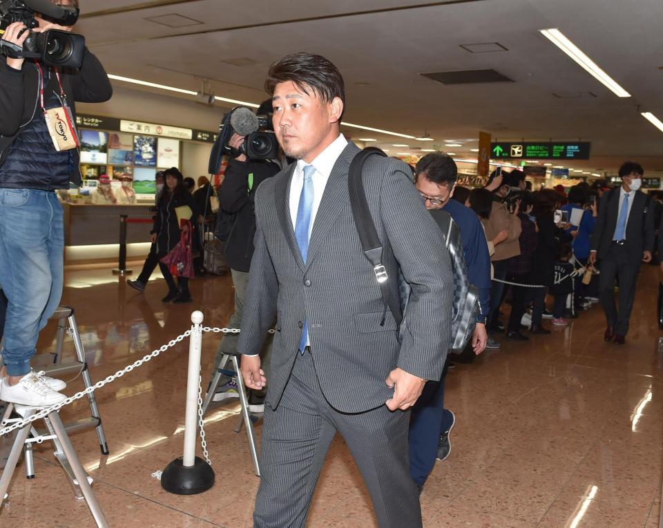 宮崎入りする西武・松坂大輔＝宮崎空港（撮影・金田祐二）