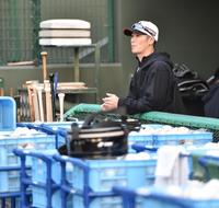 スタッフとしてロッテキャンプに参加する栃木・西岡剛＝石垣市中央運動公園野球場（撮影・西岡正）
