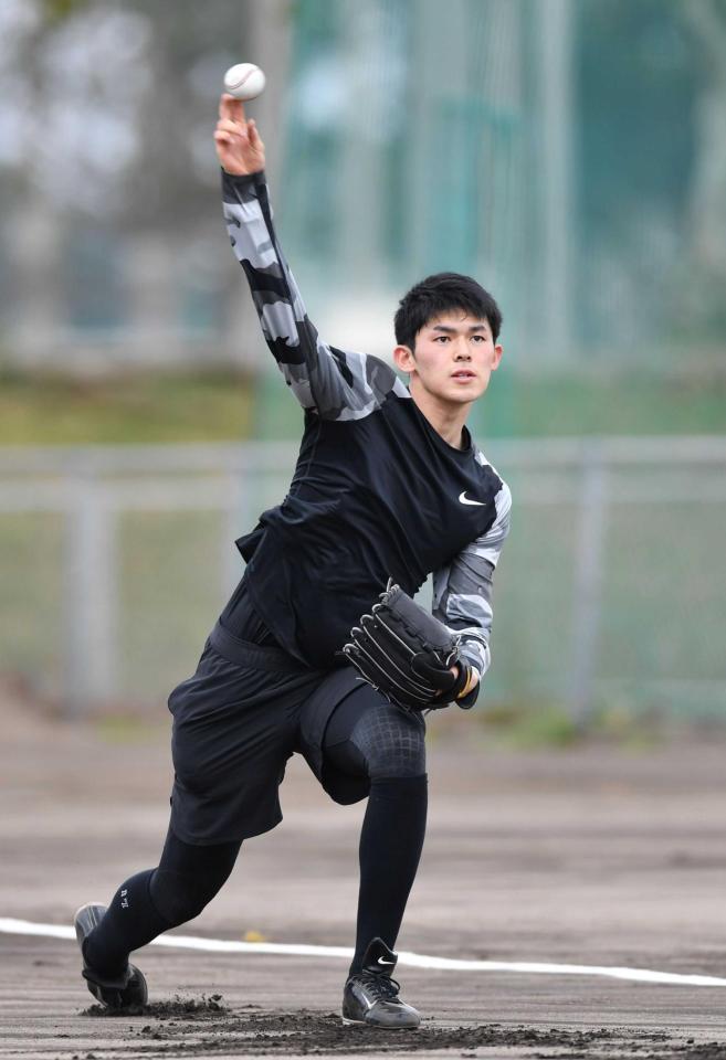 　キャッチボールを行う佐々木朗（撮影・西岡正）