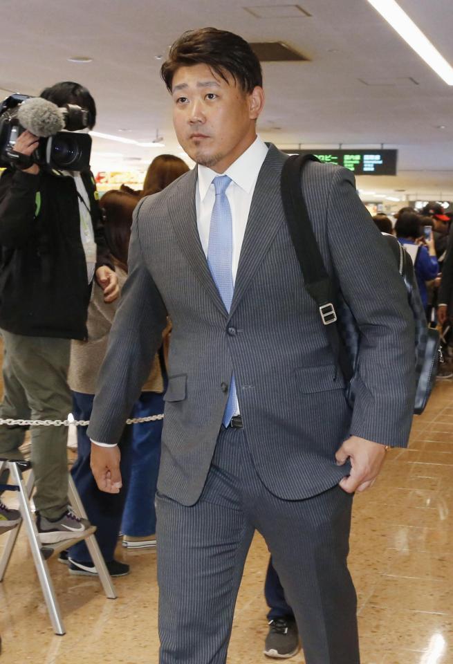 　宮崎空港でのセレモニーを終え、キャンプ地に向かう西武・松坂