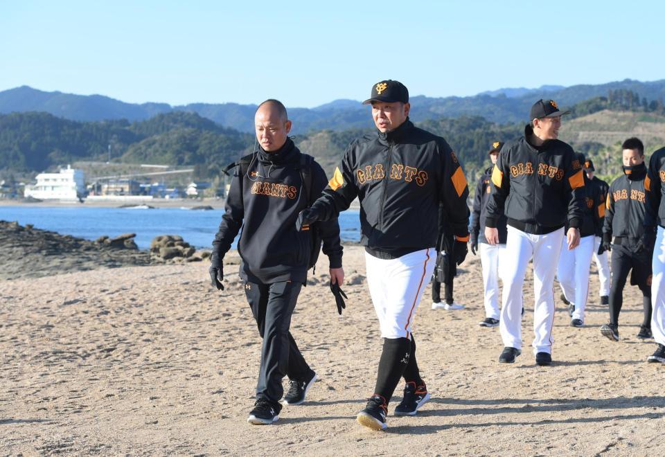 青島神社へ参拝に向かう巨人・阿部慎之助２軍監督（撮影・金田祐二）