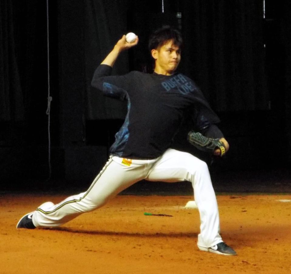 ブルペンで体重移動を確認する張奕