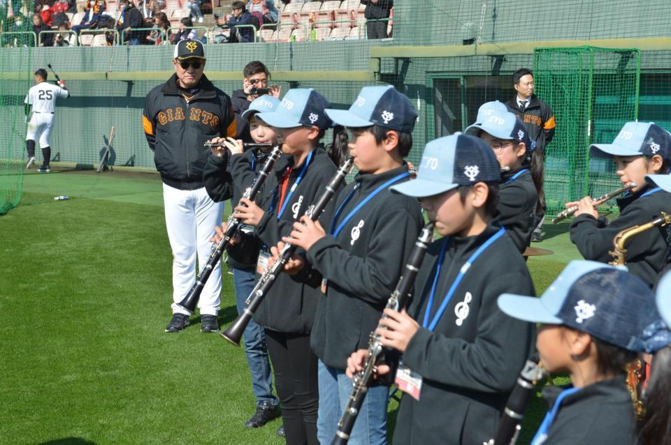 打撃練習中、大淀小学校吹奏楽部の演奏を聴く巨人・原辰徳監督＝宮崎（撮影・金田祐二）