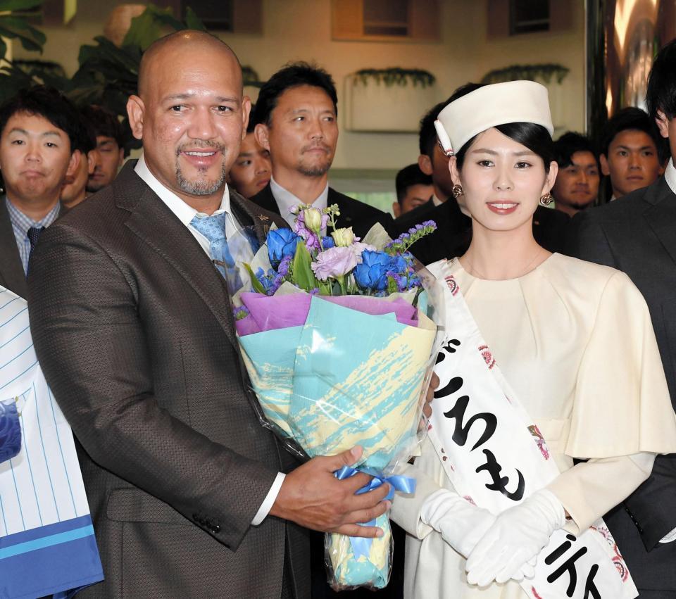 歓迎セレモニーで花束を受け取ったＤｅＮＡ・ラミレス監督＝沖縄県宜野湾市内のホテル