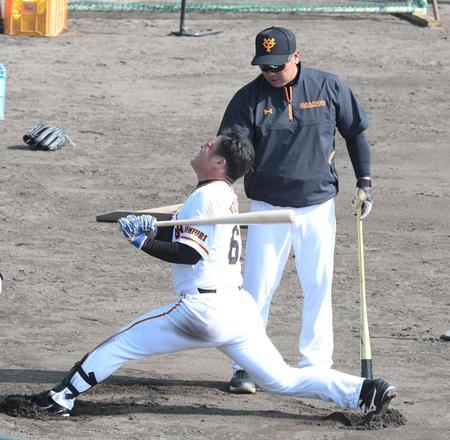 阿部慎之助２軍監督の指導に悲鳴をあげる山瀬慎之助（撮影・金田祐二）