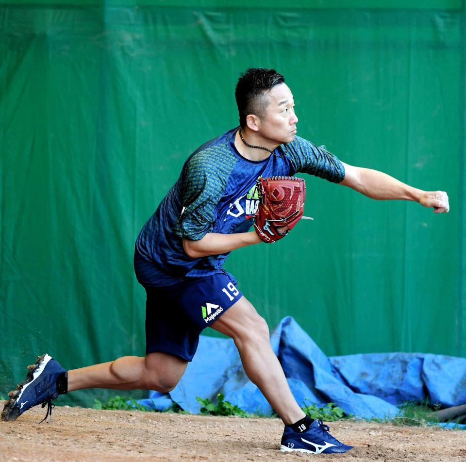 　この日２度目のブルペンで投げ込む石川