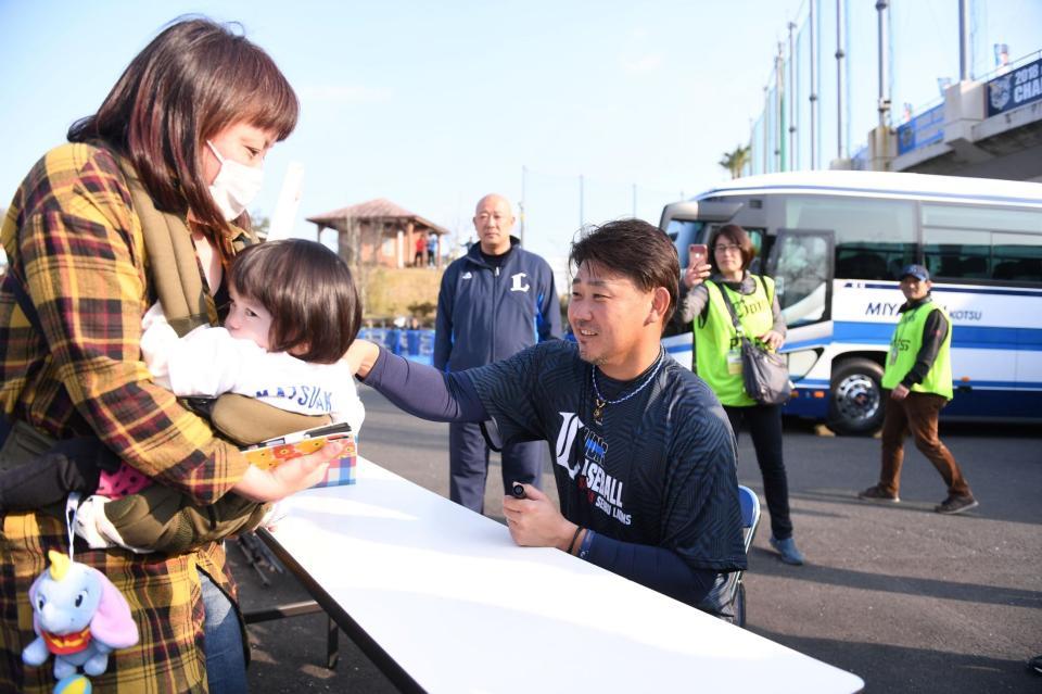 　練習後にサイン会を開きファンと握手を交わす西武・松坂