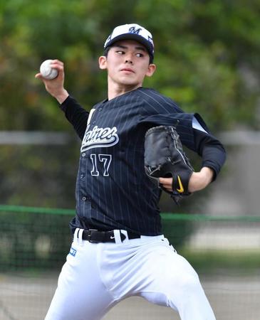 　サブグラウンドでキャッチボールする佐々木朗（撮影・西岡正）