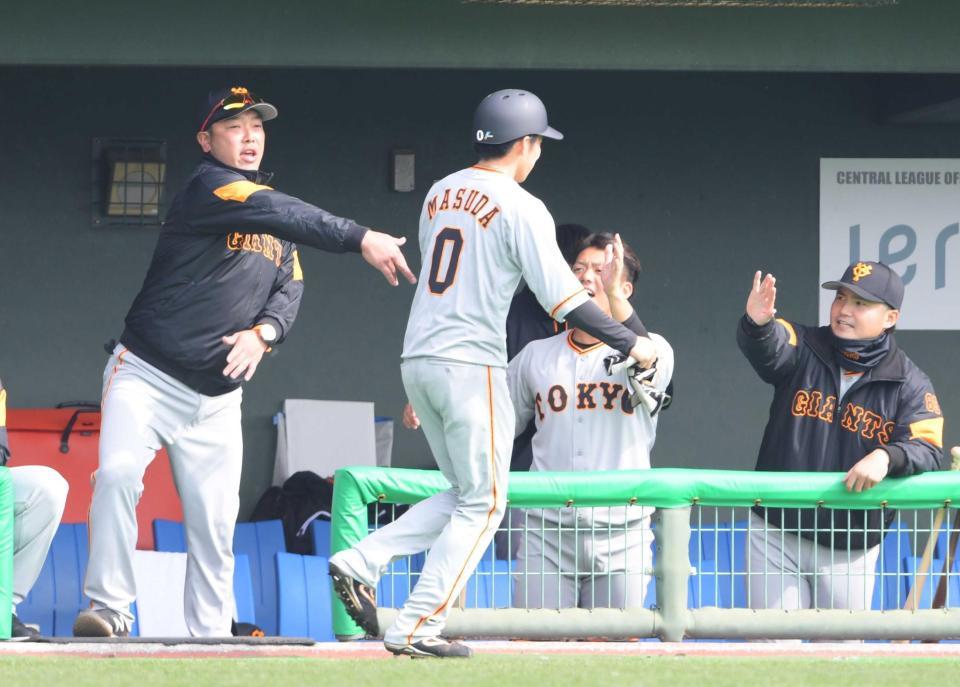 　３回、モタの左前２点適時打で生還した増田大を迎える阿部２軍監督（撮影・金田祐二）