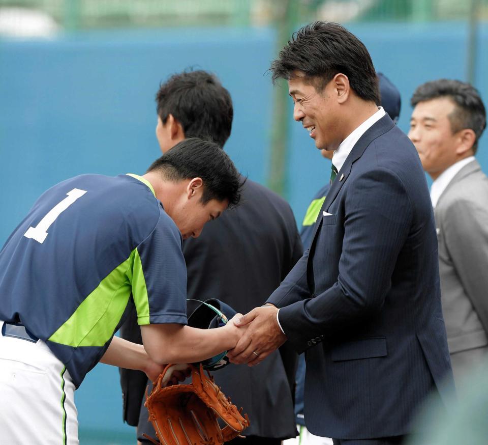 　日本代表・稲葉監督（右）と握手を交わす山田哲