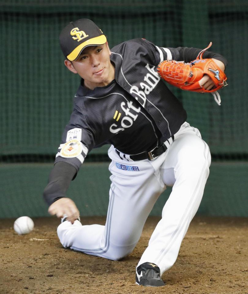 　ブルペンで投球練習するソフトバンク・高橋礼